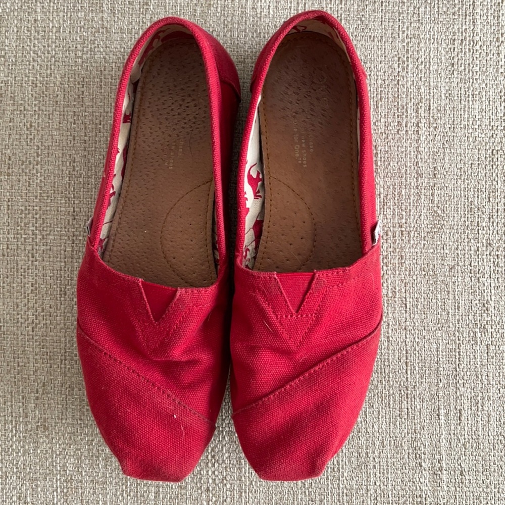 Red TOMS size 8.5
